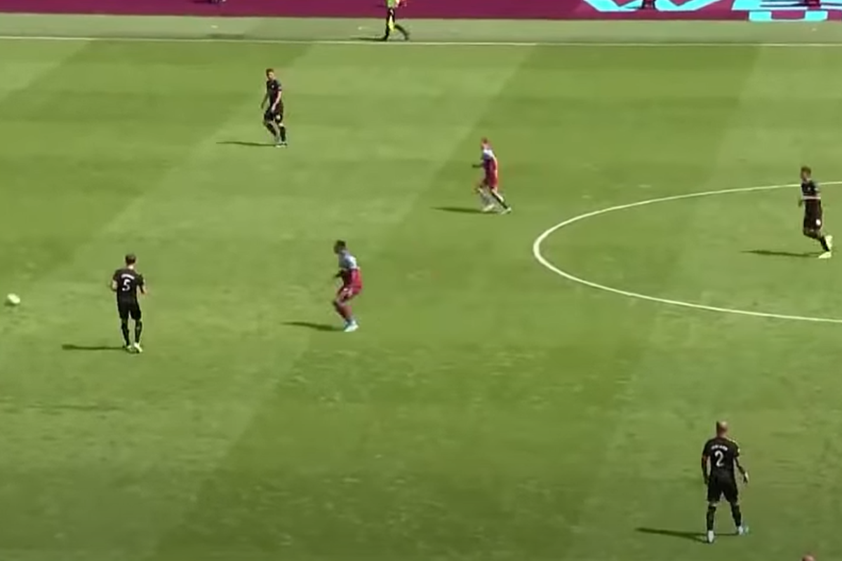 Recreate Pep Guardiola's tactics with the inverted full-back in